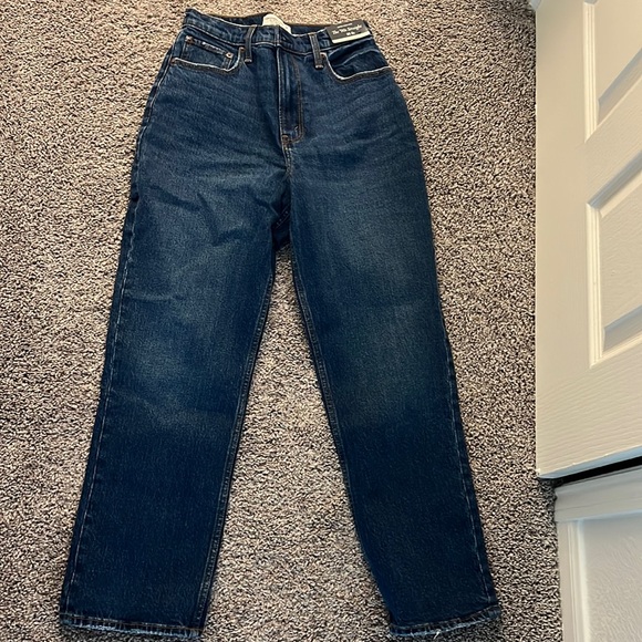 NWT A&F ultra high rise the 90's straight curve love jeans short length - Picture 2 of 3